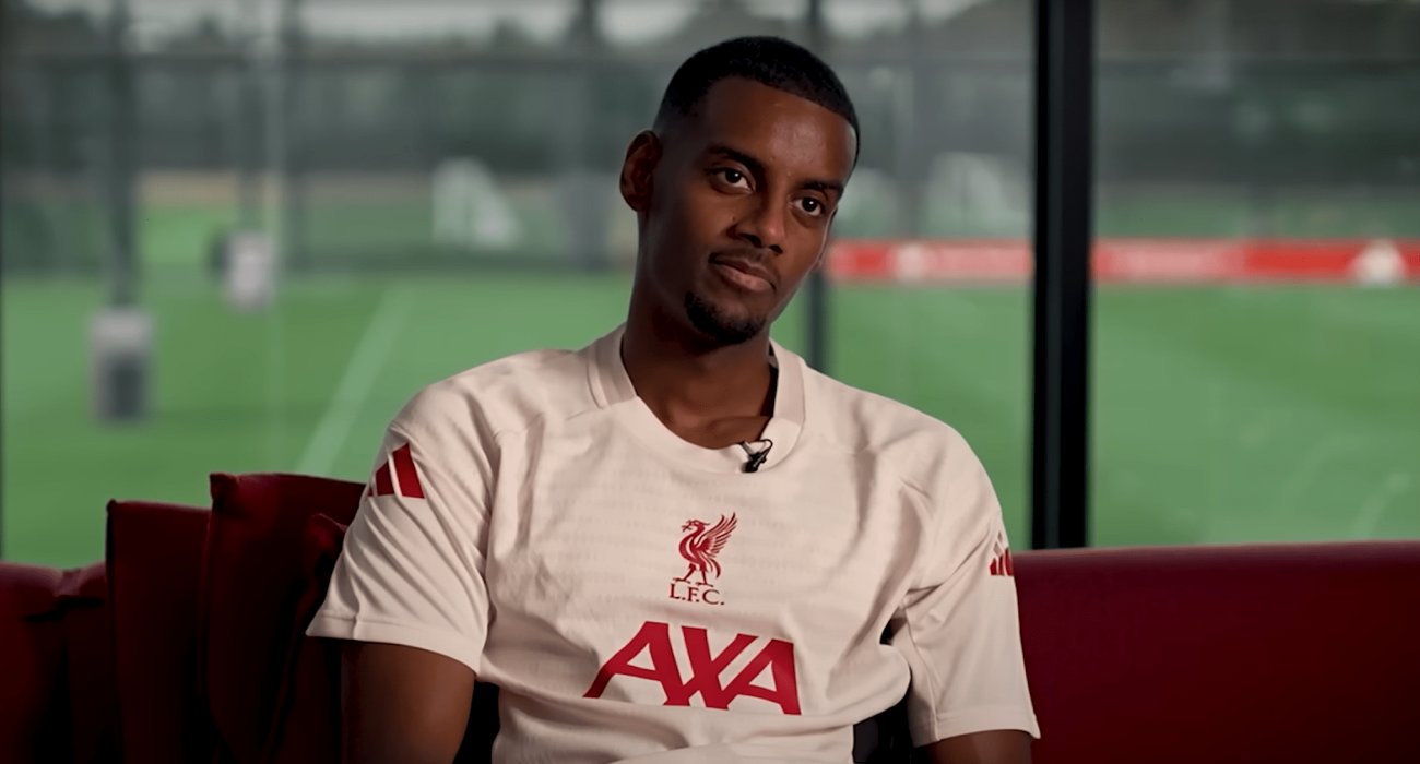 Ο Αλεξάντερ Ίσακ στη Λίβερπουλ / Screenshot