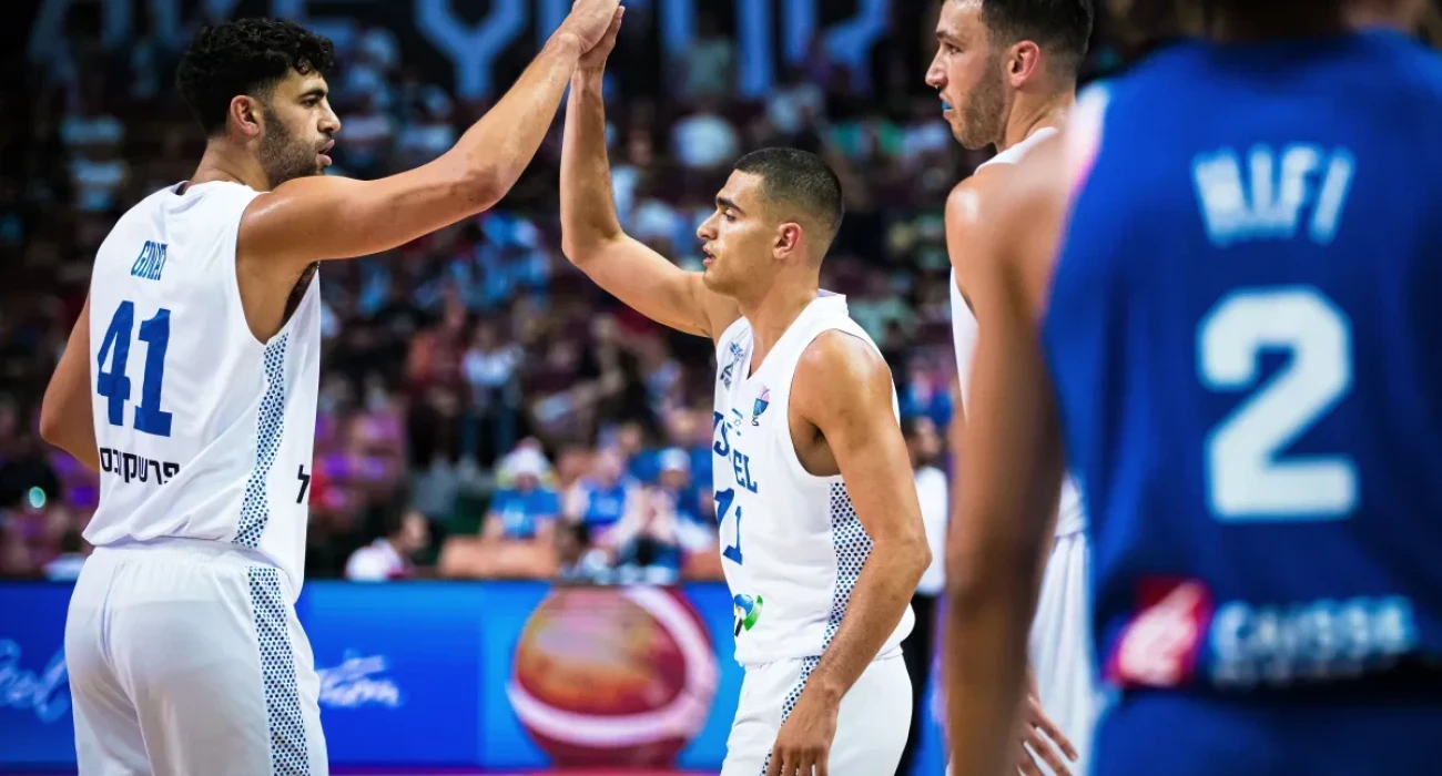 Οι παίκτες του Ισραήλ πανηγυρίζουν τη νίκη επί της Γαλλίας/Πηγή: FIBA