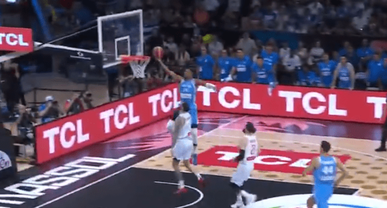 Ο Γιάννης έκλεψε, διέσχισε το γήπεδο και σκόραρε (video)