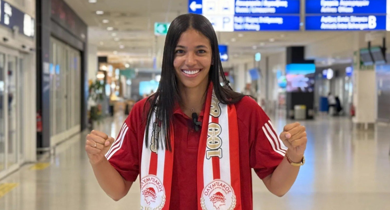 Η Αμάντα Κονέο στην άφιξή της στην Ελλάδα, στο αεροδρόμιο Ελ. Βενιζέλος» / Πηγή: Olympiacossfp