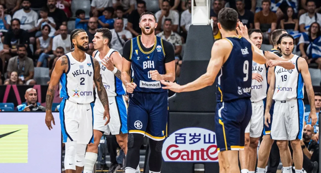 Η Βοσνία με ηγέτη τον NBAer Γιουσούφ Νούρκις πανηγύρισε τη νίκη επί της Ελλάδας / Πηγή: FIBA