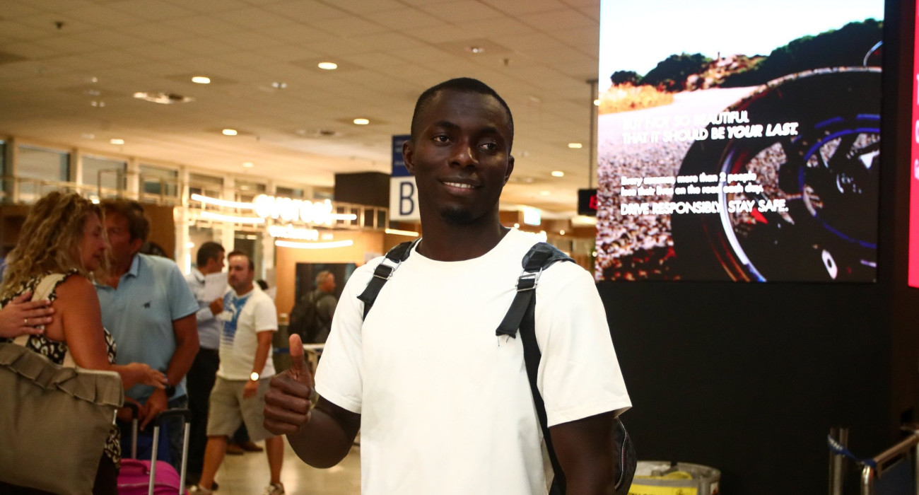 Ο Αμπντουλί Μανέ στην Ελλάδα για τον Ολυμπιακό / Πηγή: Eurokinissi