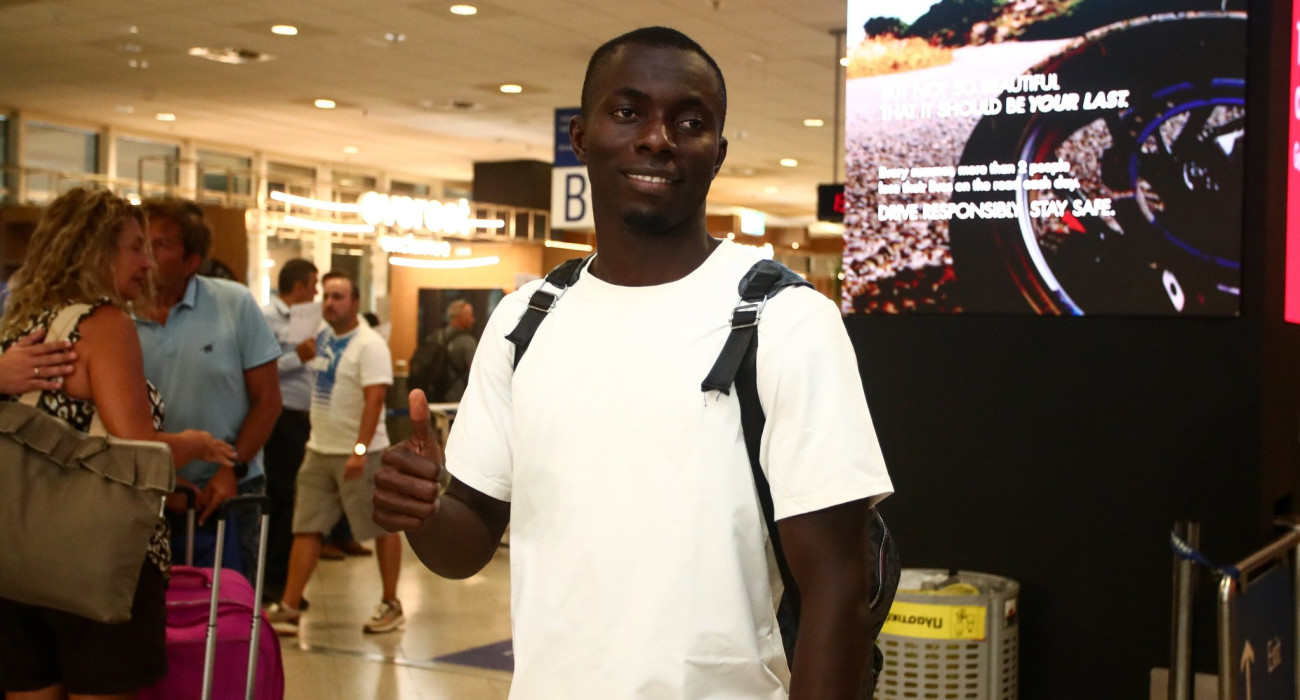 Ο Αμπντουλί Μανέ στην Ελλάδα για τον Ολυμπιακό / Πηγή: Eurokinissi