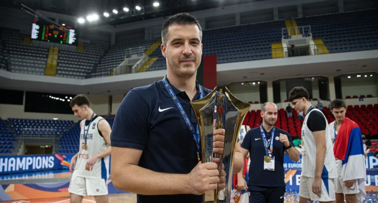 O Στέβαν Μίγιοβιτς με το τρόπαιο του EuroBasket U16 στα χέρια / Πηγή: FIBA EuroBasket