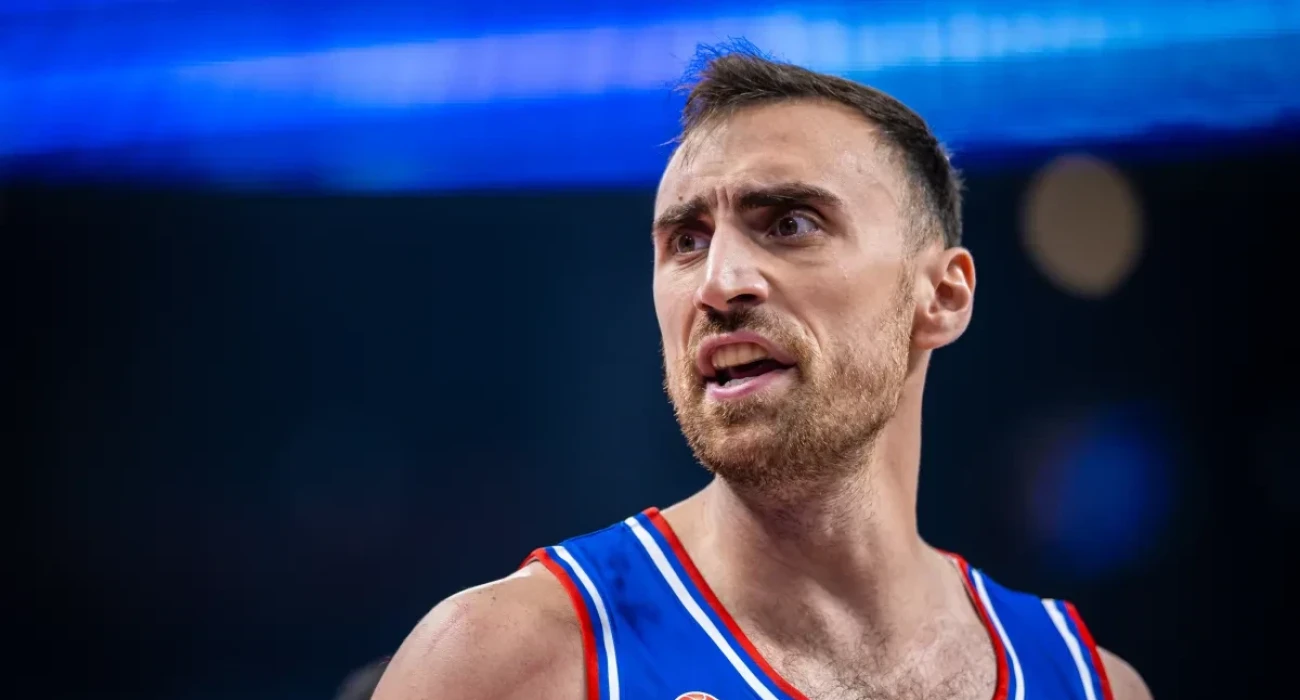 Ο Νίκολα Μιλουτίνοφ με τη φανέλα της Εθνικής Σερβίας/Πηγή: FIBA