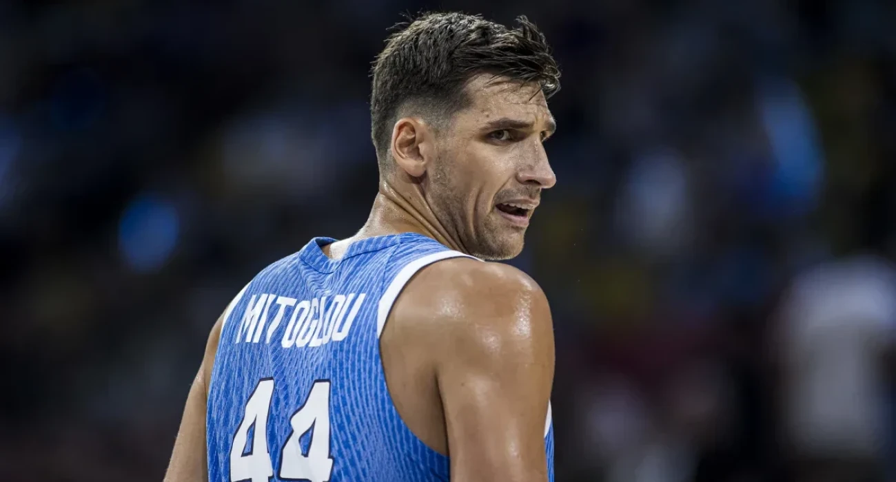 Ο Ντίνος Μήτογλου με τη φανέλα της Εθνικής, Πηγή: FIBA