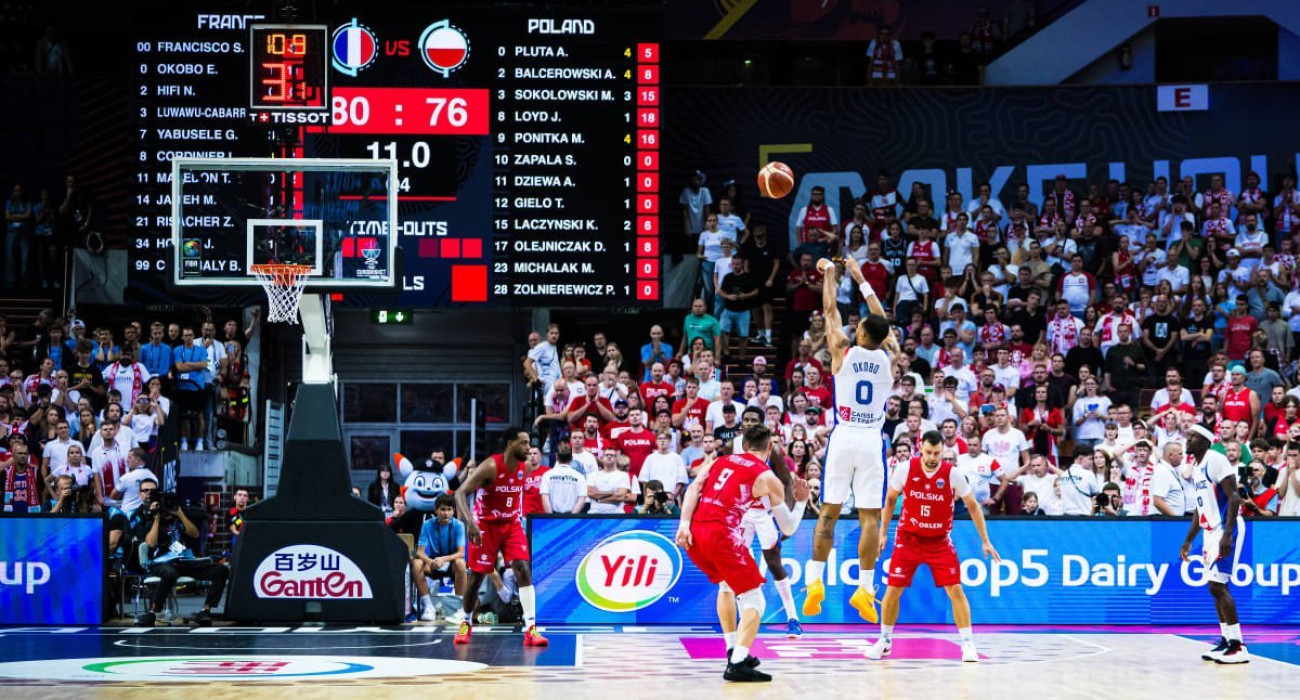 Ο Έλι Οκόμπο την στιγμή της εκτέλεσής του / Πηγή: FIBA Basketball