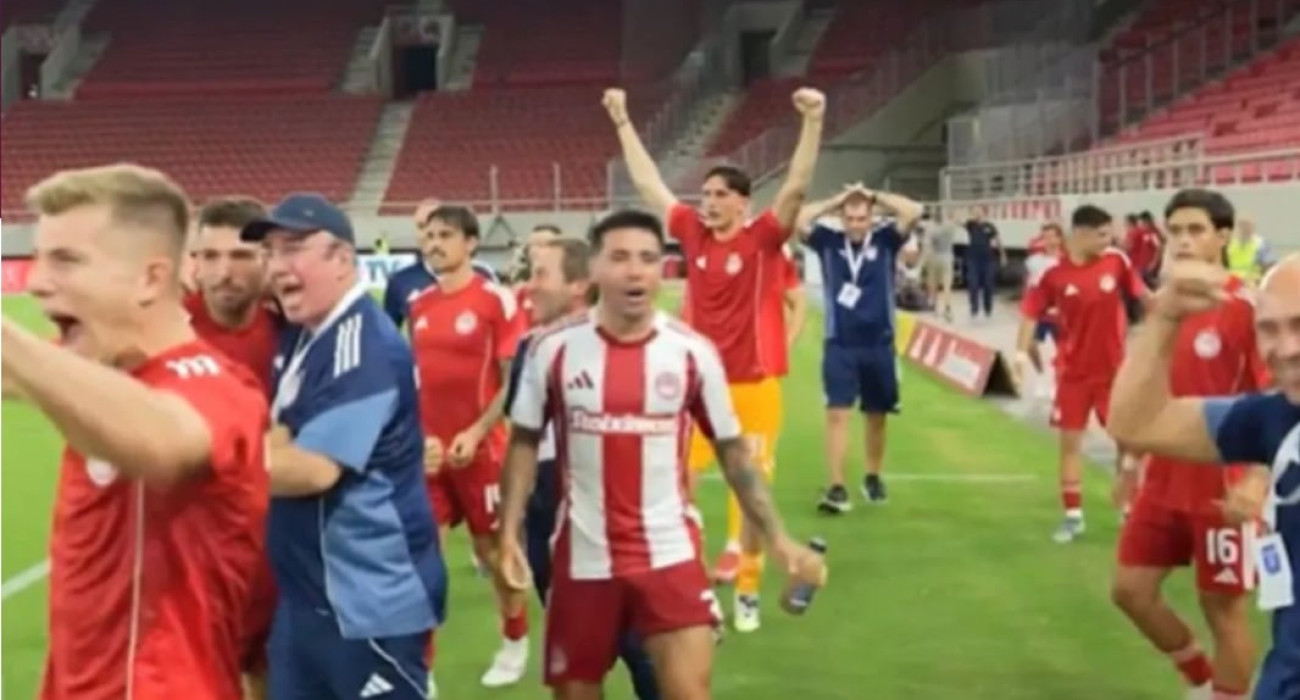 Ο πάγκος του Ολυμπιακού πανηγυρίζει το γκολ του Γιαζίτζι