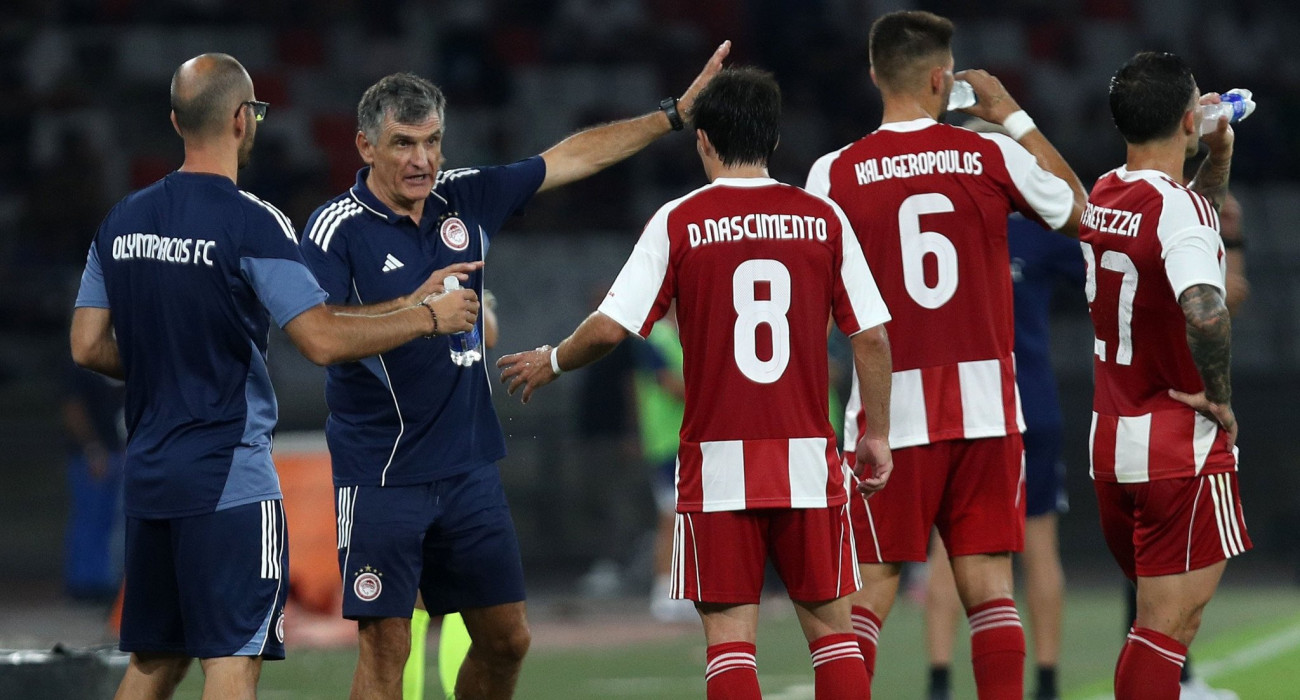 Ο Χοσέ Λουίς Μεντιλίμπαρ με τους παίκτες του Ολυμπιακού / Πηγή: Intime