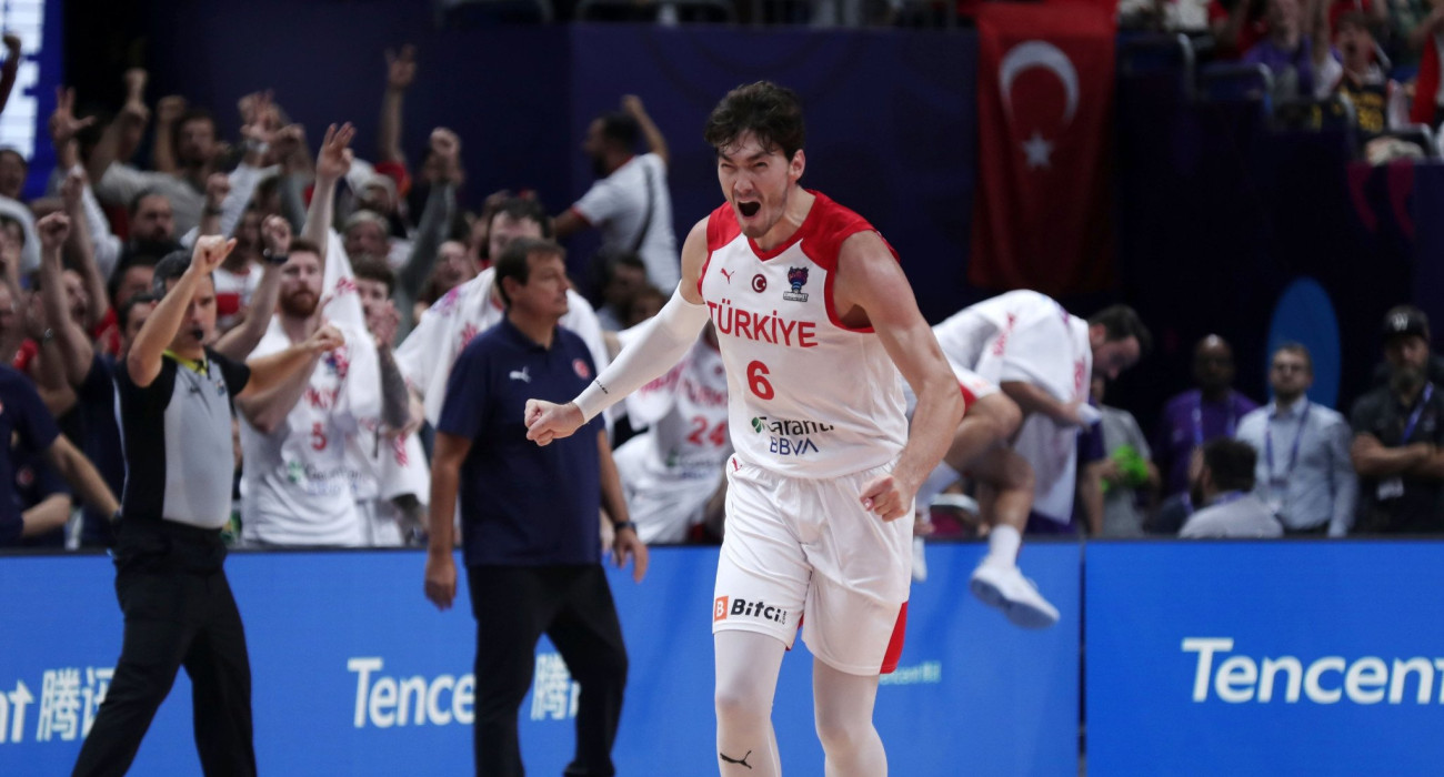 Ο Τσεντί Οσμάν με την εθνική ομάδα της Τουρκίας/Πηγή: Intime