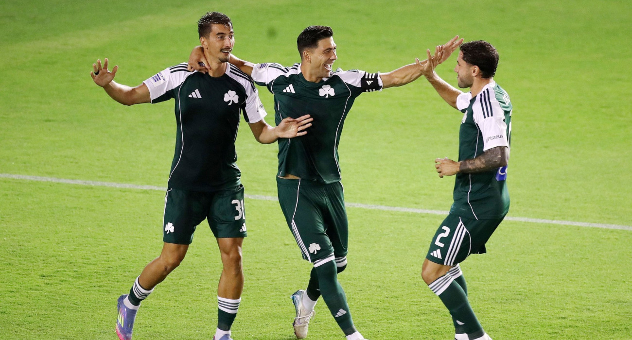 Τζούρισιτς, Μπακασέτας και Καλάμπρια πανηγυρίζουν το γκολ με τον Λεβαδειακό / Πηγή: Intime