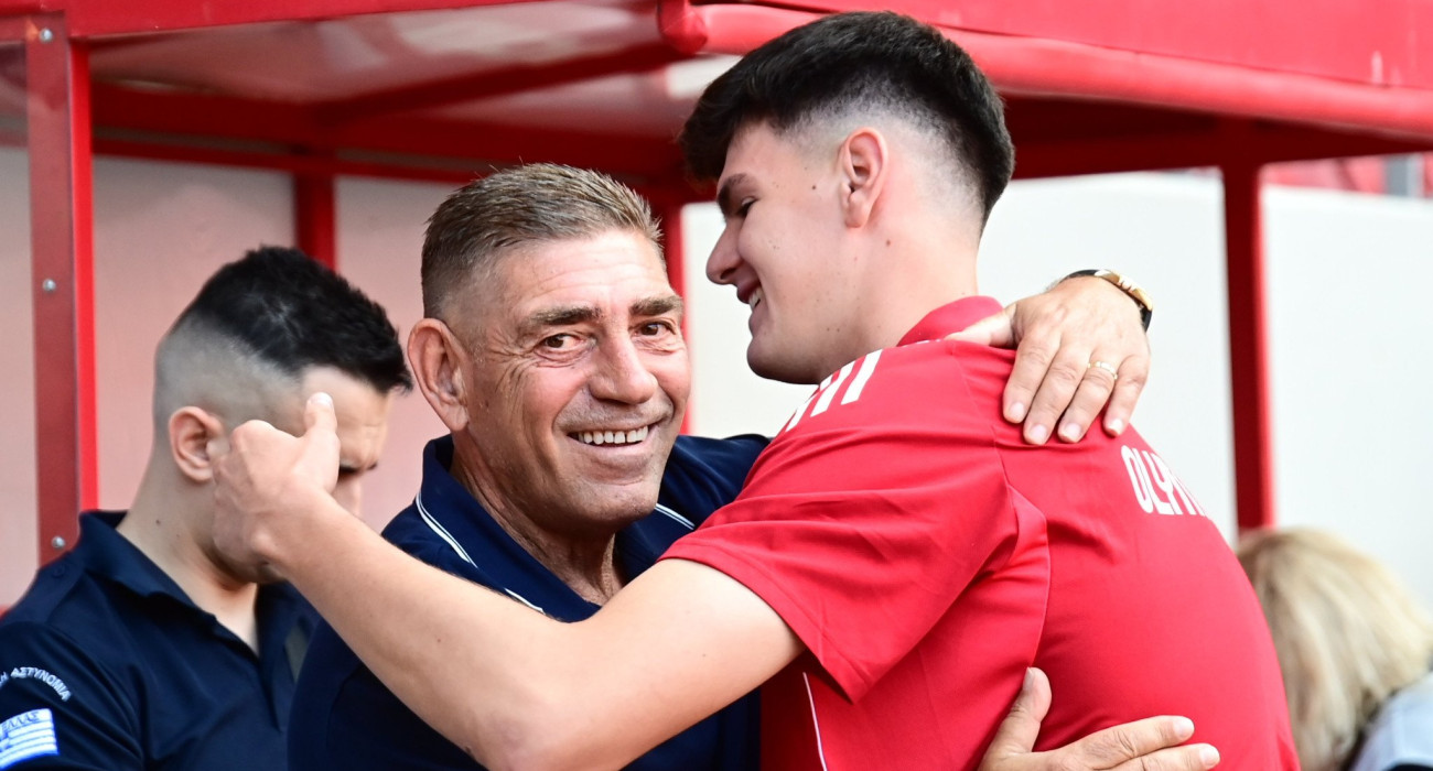 Ο Σάββας Παντελίδης αγκαλιά με τον Κωνσταντίνο Αγγελάκη / Πηγή: Eurokinissi