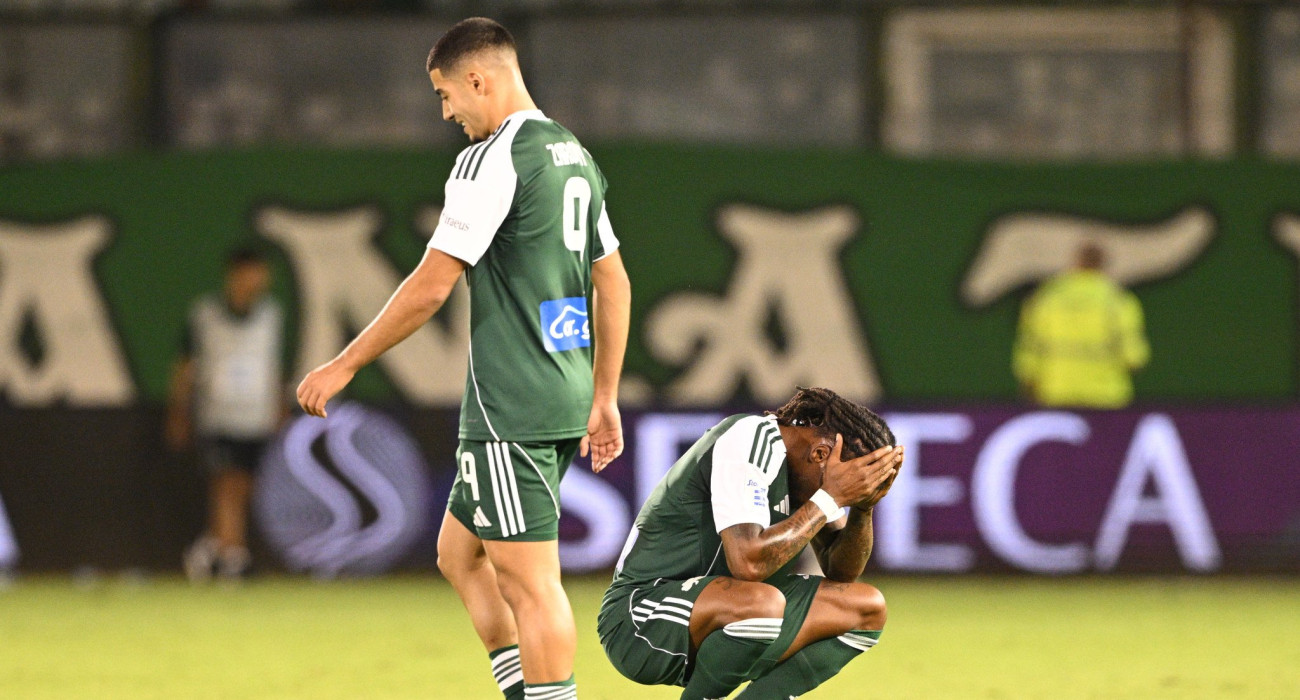 Οι παίκτες του Παναθηναϊκού λίγο μετά την οδυνηρή «γκέλα» της πρεμιέρας τους στο πρωτάθλημα με τον Λεβαδειακό - ΠΗΓΗ: Eurokinissi