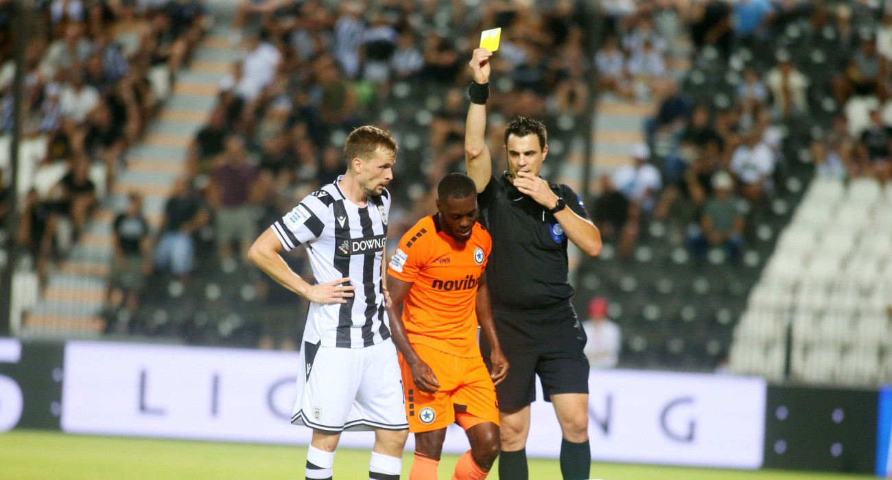 Ο Μπάκου «βλέπει» την πρώτη κίτρινη κάρτα στο ματς ΠΑΟΚ - Ατρόμητος / Πηγή: Intime