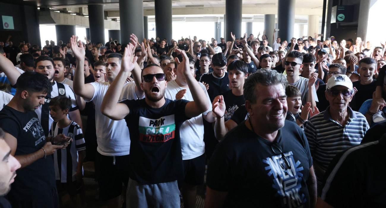Οι οπαδοί του ΠΑΟΚ περιμένουν τον Χρήστο Ζαφείρη / Πηγή: Intime