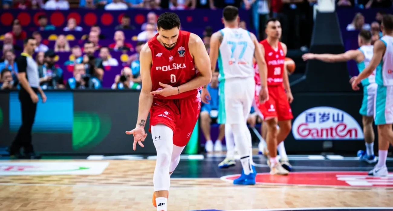 Ο Πλούτα πανηγυρίζει το τρίποντό του μπροστά στον Ντόντσιτς / Πηγή: FIBA Basketball