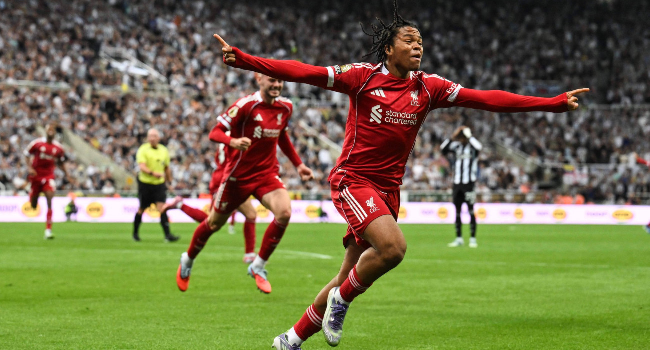 Ο Ρίο Ενγκουμόχα σκοράρει με τη Λίβερπουλ κόντρα στην Νιουκάστλ / Πηγή: Imago