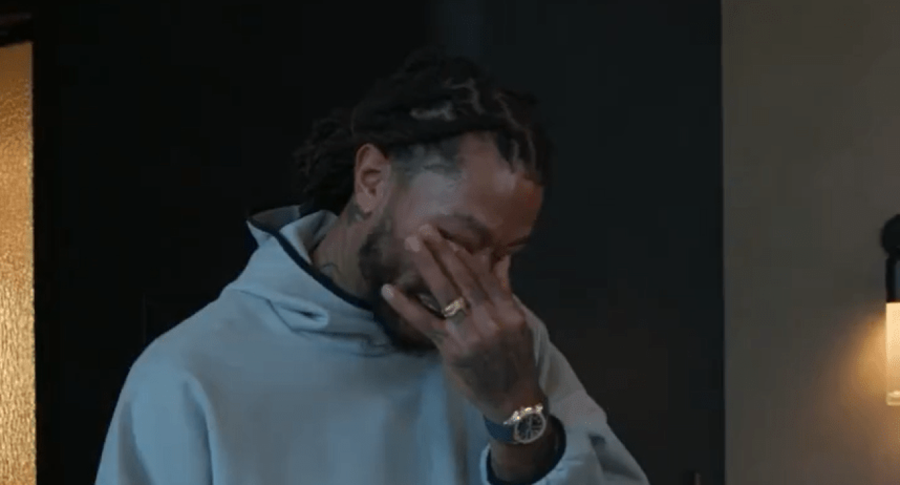 O Ντέρικ Ρόουζ την στιγμή που μαθαίνει για την απόσυρση της φανέλας του / Πηγή: Screenshot