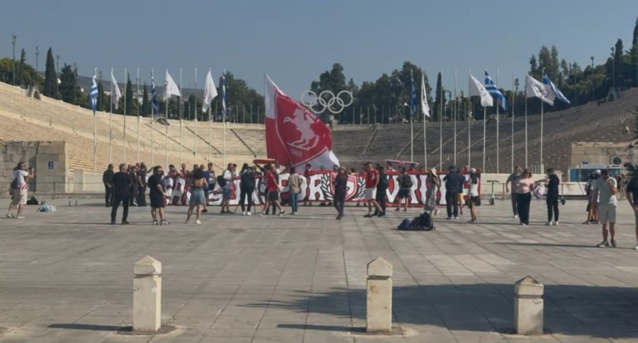 Οπαδοί της Σαμσουνσπόρ με σημαία της ομάδας τους στο Καλλιμάρμαρο / Screenshot