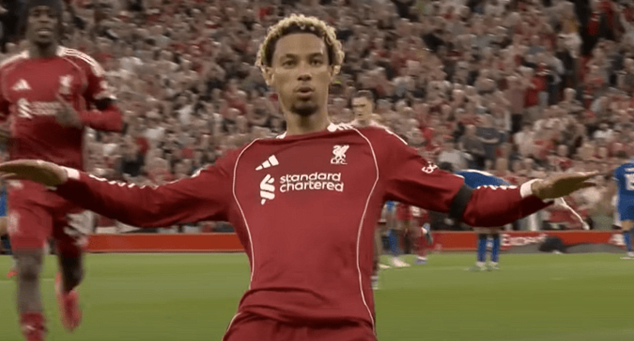 Ο Εκιτικέ πανηγυρίζει με την φανέλα της Λίβερπουλ / Πηγή: Printscreen