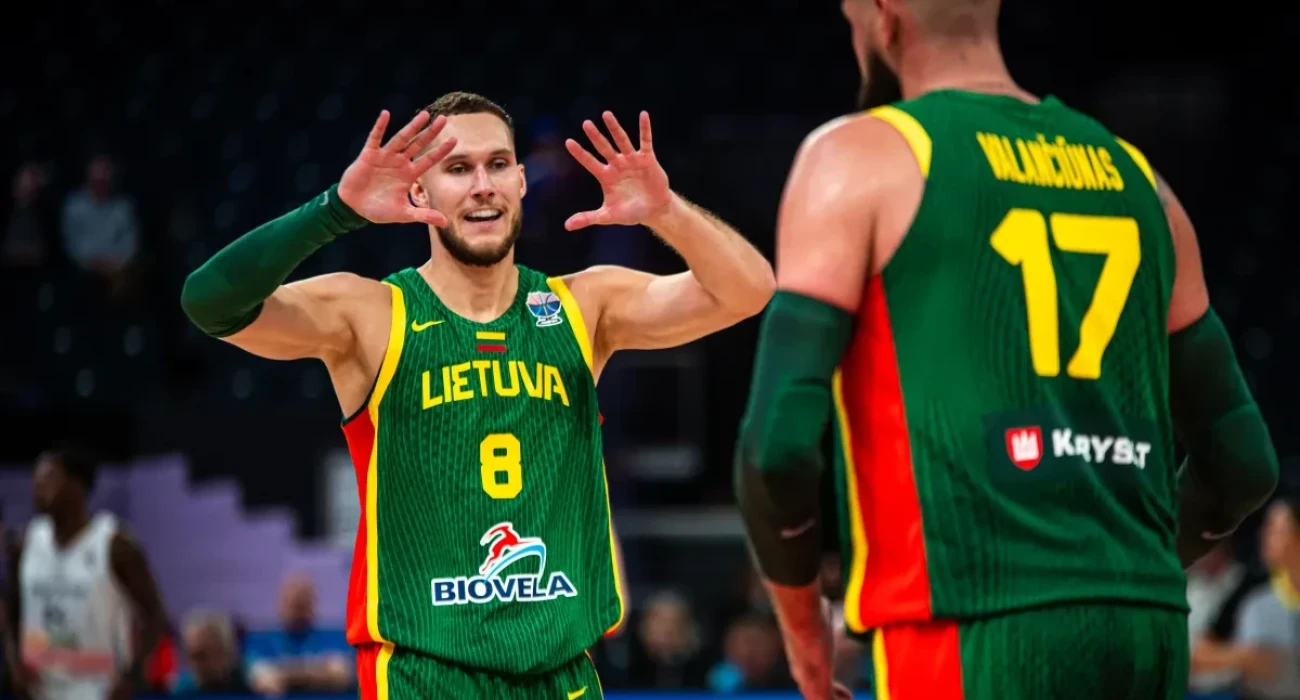 Ο Τάνταρ Σεντεκέρσκις πανηγυρίζει με τον Γιόνας Βαλαντσιούνας/Πηγή: FIBA