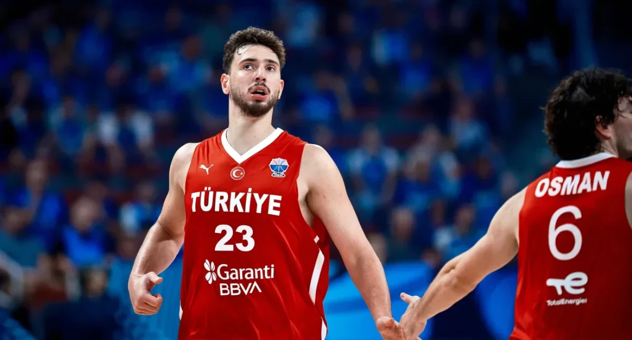 Ο Αλμπερέν Σενγκούν και ο Τζέντι Οσμάν / Πηγή: FIBA Basketball