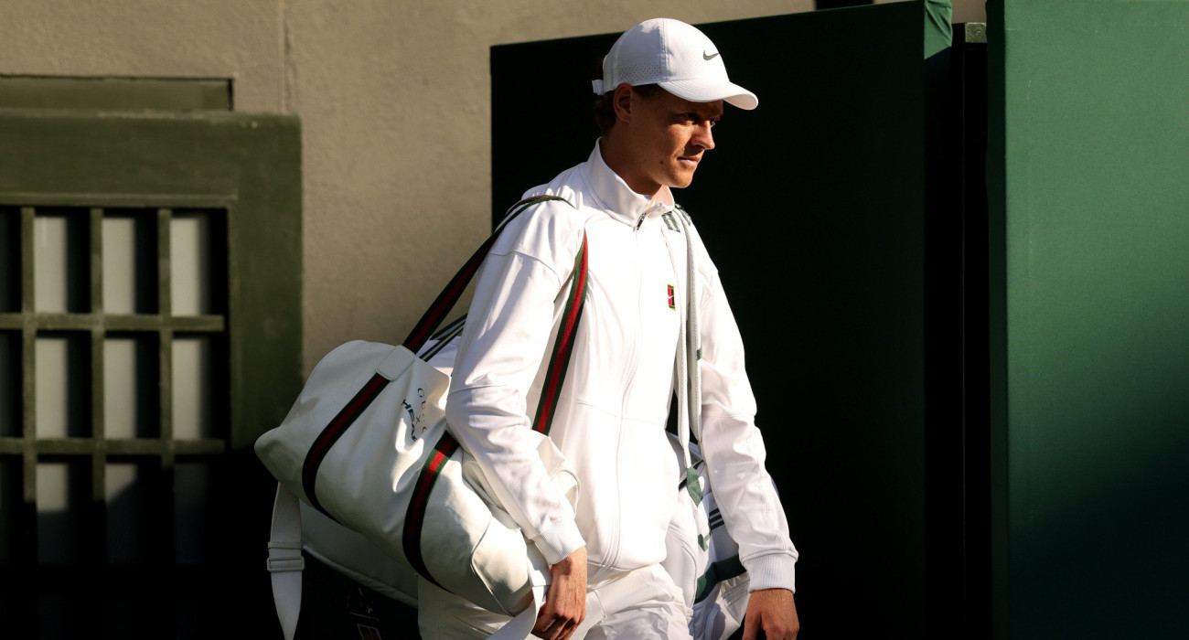 Ο Γιανίκ Σίνερ με την... κλασσική τσάντα Gucci στον ώμο του / Πηγή: Julian Finney / Getty Images / Ideal Images