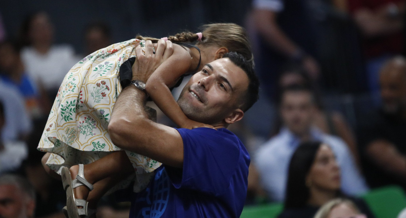 Ο Κώστας Σλούκας με την κόρη του στο Ελλάδα-Ιταλία / Πηγή: Eurokinissi