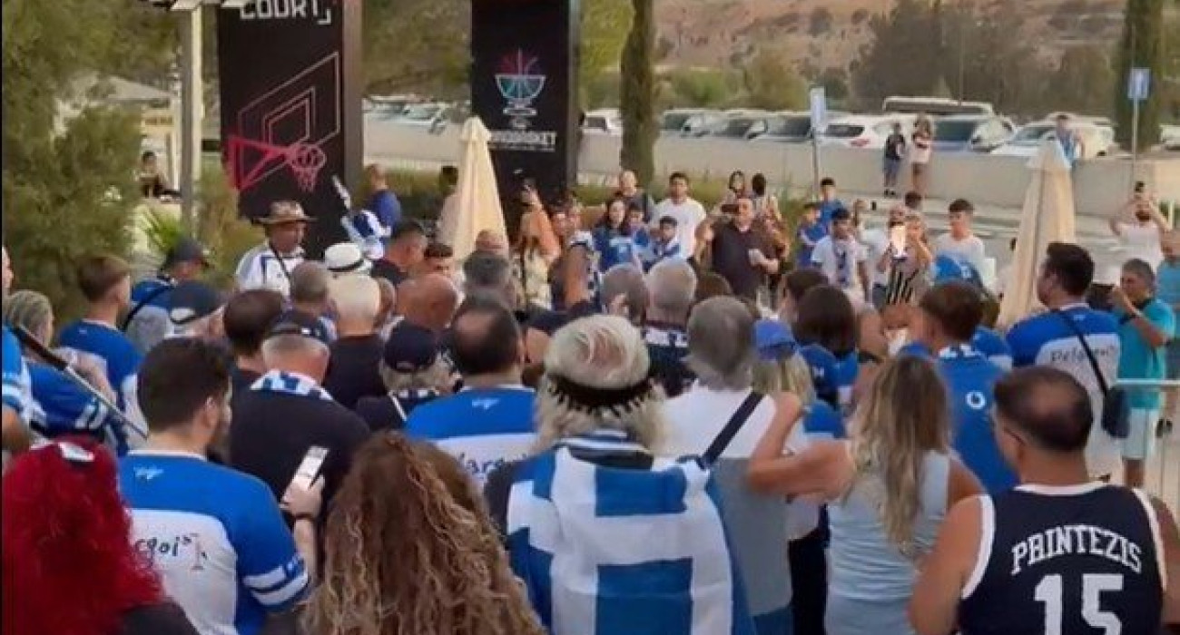 Ο κόσμος της Ελλάδας έξω από το «Στέλιος Κυπριανού»