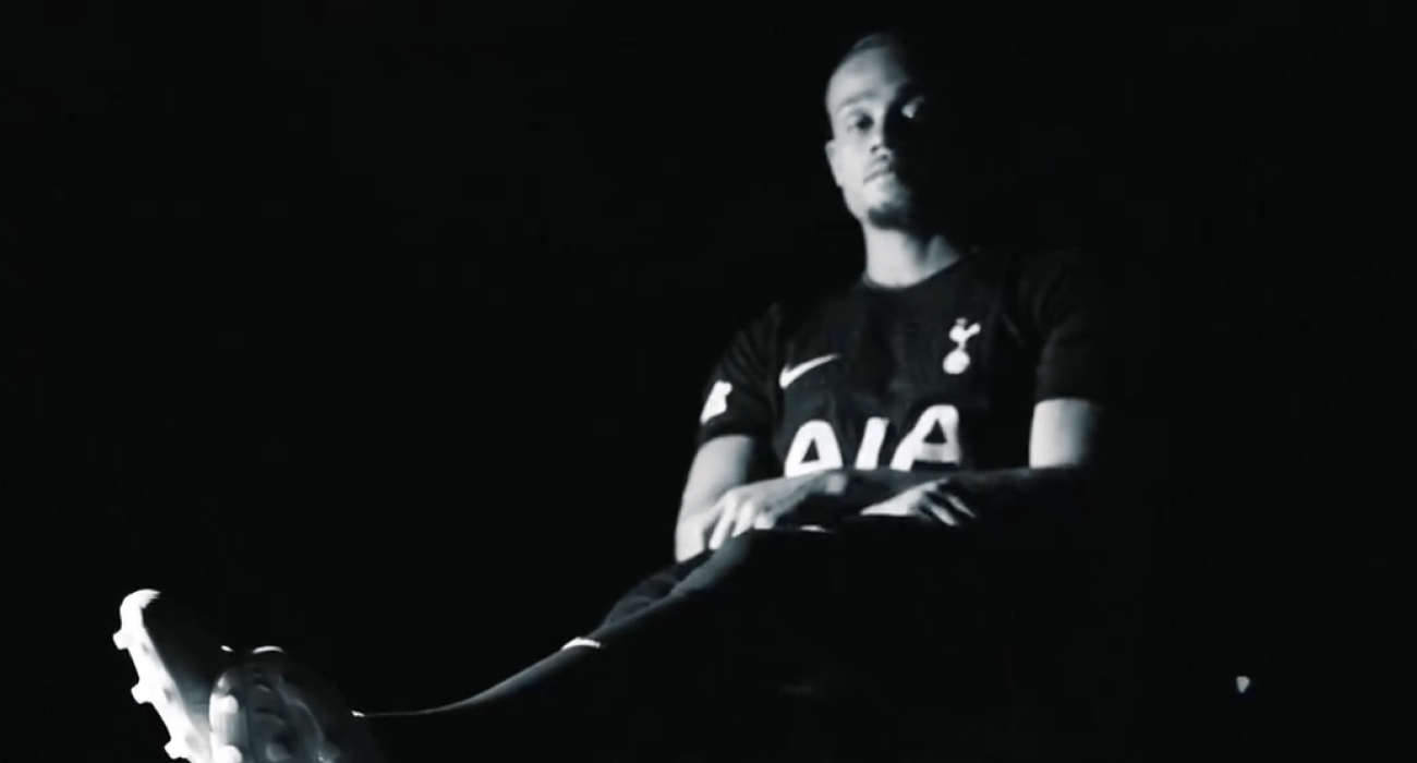 Με κάθε επισημότητα ο Τσάβι Σίμονς στην Τότεναμ