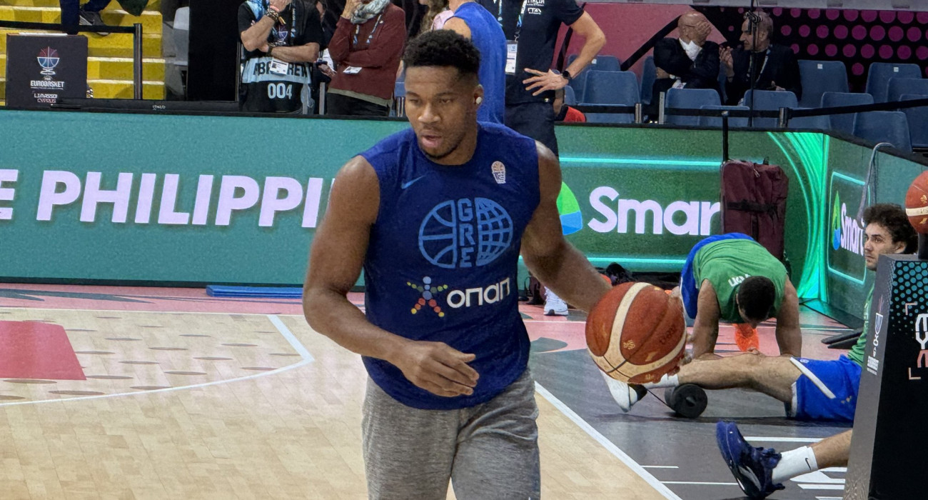 Ο Γιάννης Αντετοκούνμπο στο ζέσταμα πριν την Ιταλία