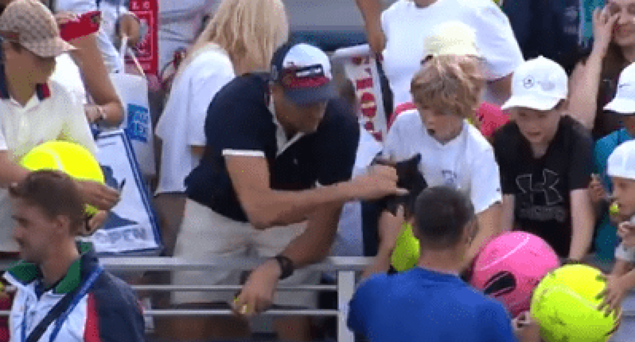 Ο άνθρωπος που έκλεψε το καπέλο από τον Κάμιλ Μάιχρζακ / Screenshot