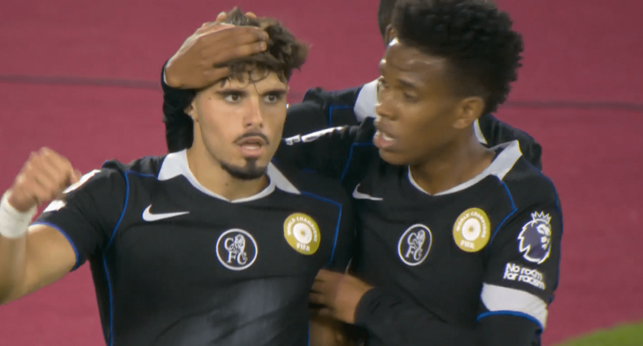 Ο Πέδρο Νέτο πανηγυρίζει με τους συμπαίκτες του το γκολ της Τσελσι / Πηγή: Screenshot