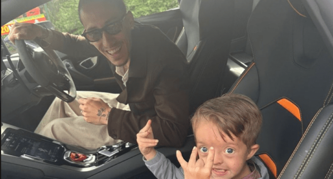 Ο Κώστας Τσιμίκας με τον μικρό θαυμαστή του/Screenshot