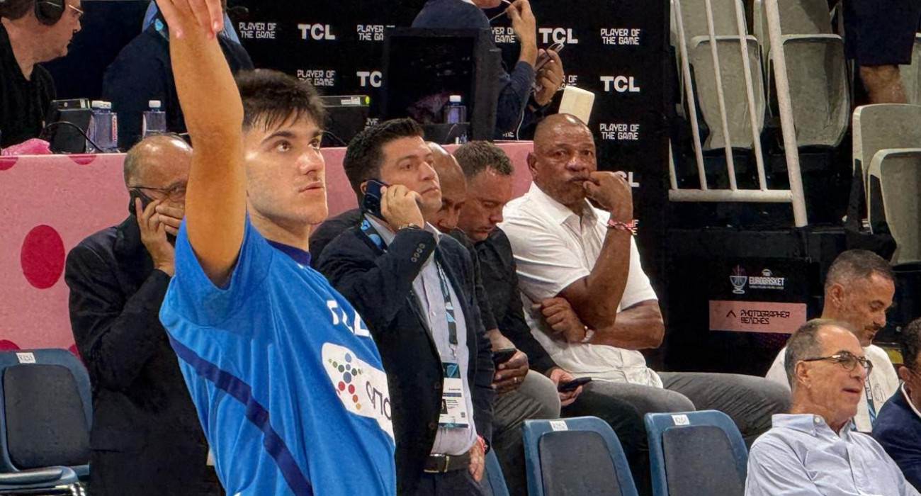 Όλα τα βλέμματα «καρφωμένα» πάνω του: Ο Ντοκ Ρίβερς βρίσκεται στην Κύπρο για να καμαρώσει τον Γιάννη