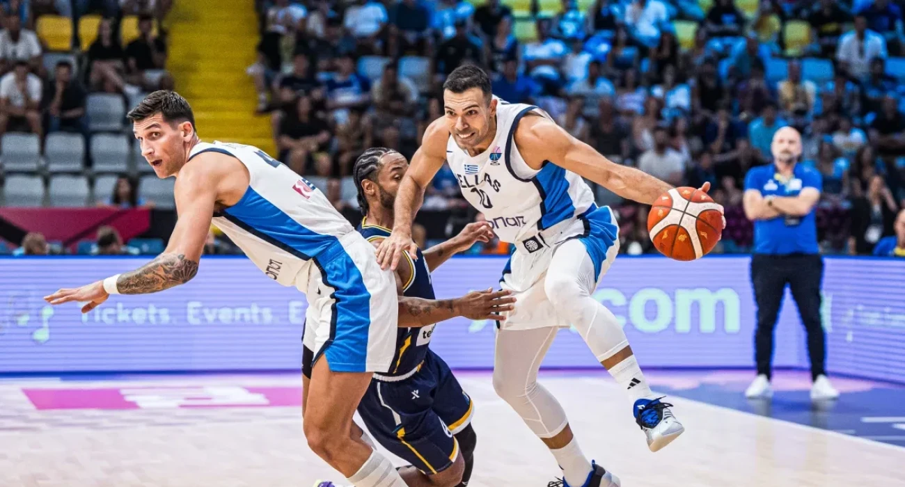 Στιγμιότυπο από τη επιθετική συνεργασία Σλούκα-Μήτογλου στο ματς κόντρα στη Βοσνία / Πηγή: FIBA