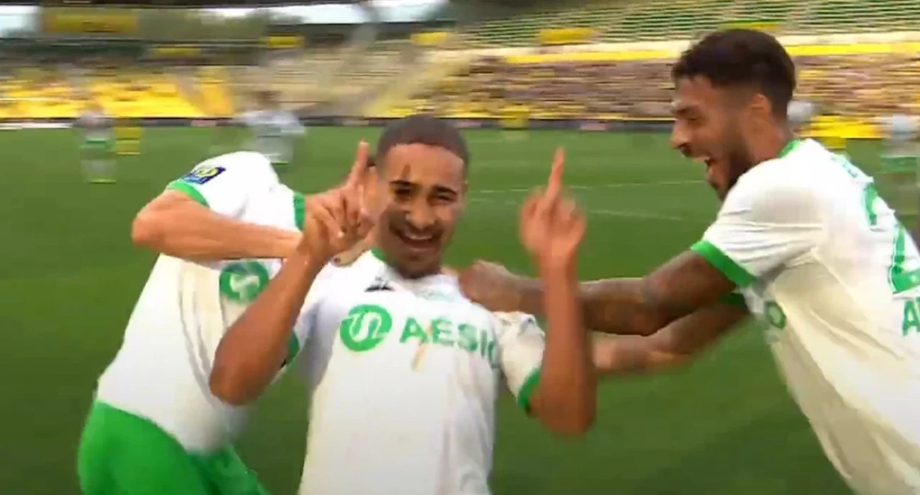 Ο Ιβάν Μασόν πανηγυρίζει σε αγώνα της Σεντ Ετιέν / Screenshot