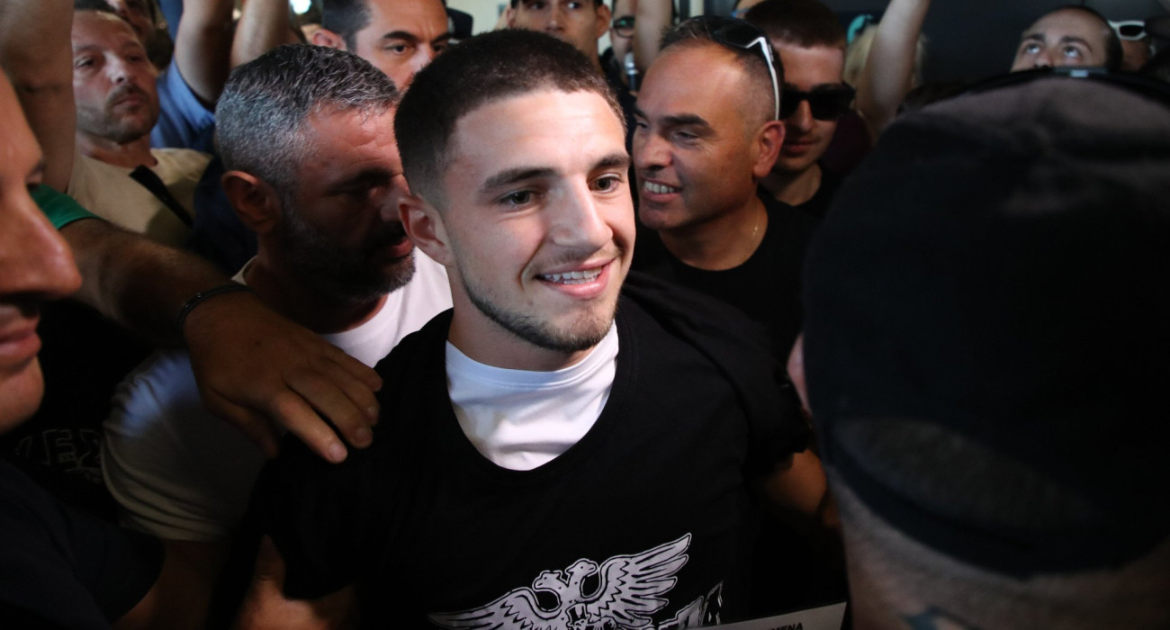 Ο Χρήστος Ζαφείρης κατά την άφιξή του στη Θεσσαλονίκη για τον ΠΑΟΚ / Πηγή: Eurokinissi