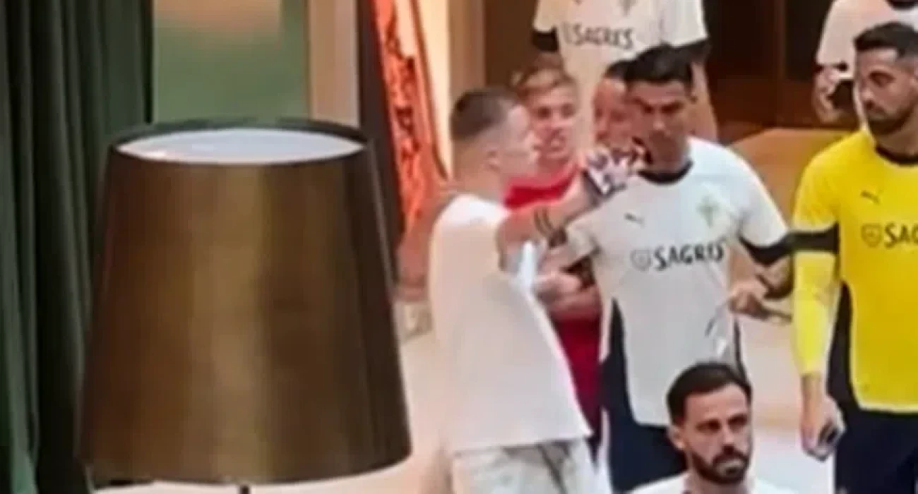 Η στιγμή που ο Κριστιάνο Ρονάλντο σπρώχνει οπαδό / Screenshot