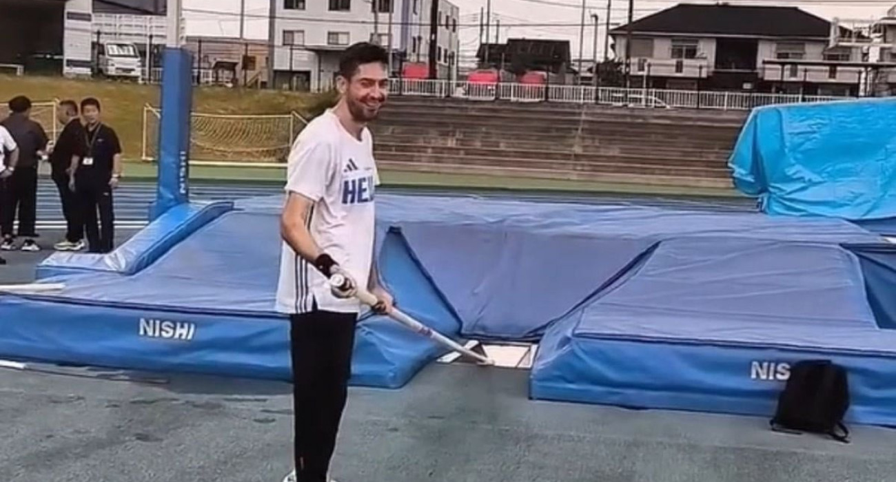 Ο Μίλτος Τεντόγλου στην προσπάθειά του στο άλμα επί κοντώ / Screenshot