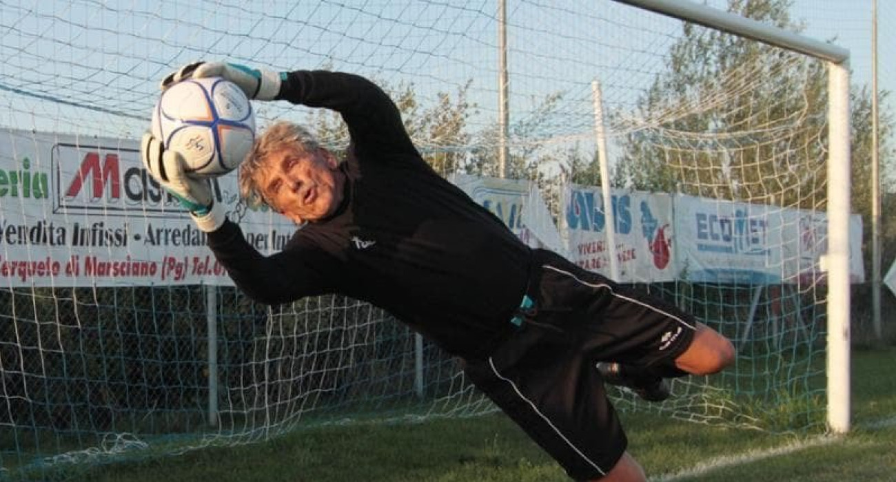 Ο Λαμπέρτο Μποράνγκα στα 83 του χρόνια αποκρούει ακάθεκτος / Screenshot