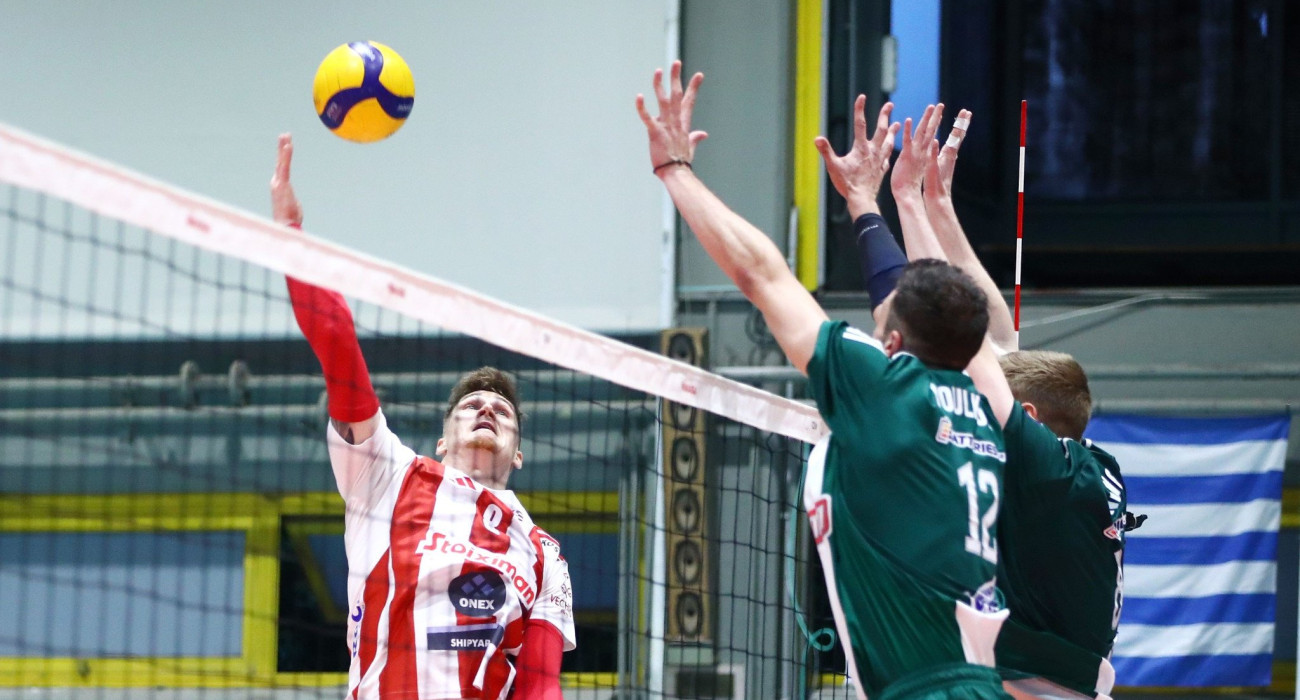 Ο Γκόρντον Πέριν καρφώνει με μπλοκ από τους Θοδωρή Βουλκίδη και Ράσμους Νίλσεν στο ματς του Παναθηναϊκού με τον Ολυμπιακό στο Μετς για τη Volley League Ανδρών / Πηγή: Intime