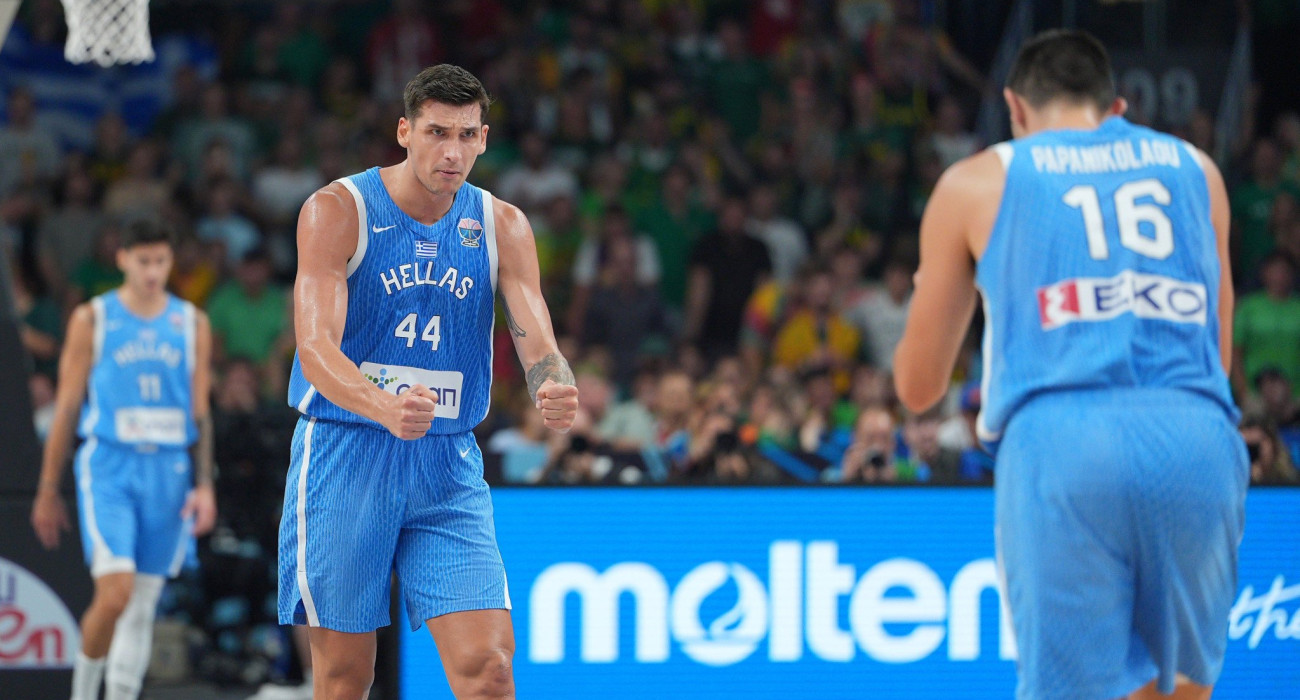 Ο Ντίνος Μήτογλου και ο Κώστας Παπανικολάου στον αγώνα της Ελλάδας με τη Λιθουανία στο EuroBasket / Πηγή: Intime