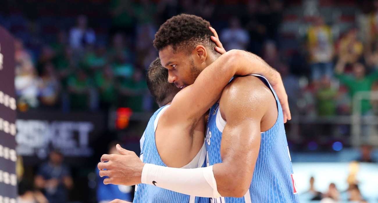 Ο Βασίλης Τολιόπουλος αγκαλιάζει τον Γιάννη Αντετοκούνμπο / Πηγή: ΙΝΤΙΜΕ