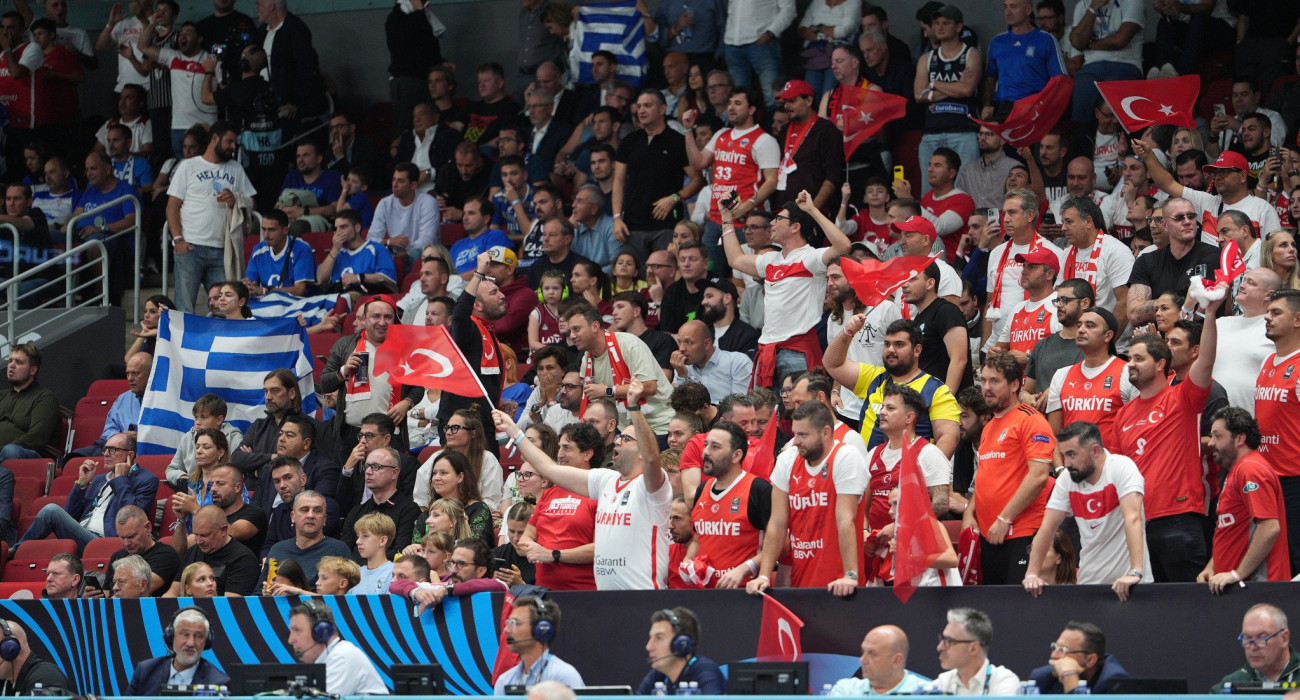 Τούρκοι και Έλληνες οπαδοί στην Xiaomi Arena / Πηγή: ΙΝΤΙΜΕ