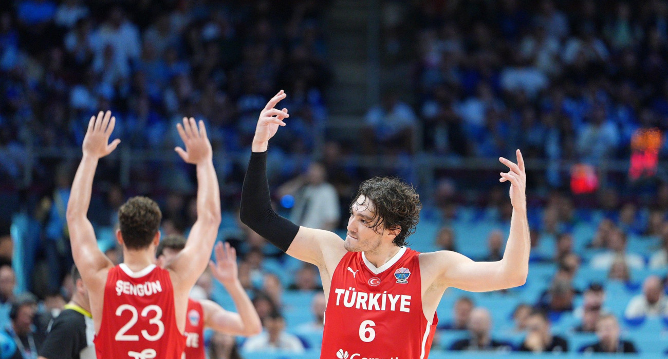 Οι Τούρκοι διεθνείς πανηγυρίζουν την νίκη τους / Πηγή: ΙΝΤΙΜΕ