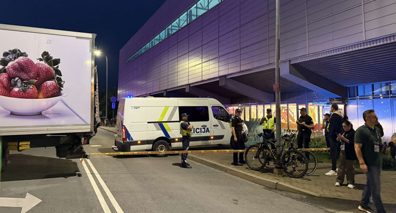 Ύποπτο πακέτο στη Ρίγα έξω από το γήπεδο - Η Αστυνομία έκλεισε τους δρόμους