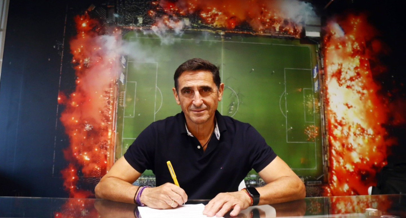 Ο Μανόλο Χιμένεθ υπογράφει το συμβόλαιό του/ Πηγή: Intime