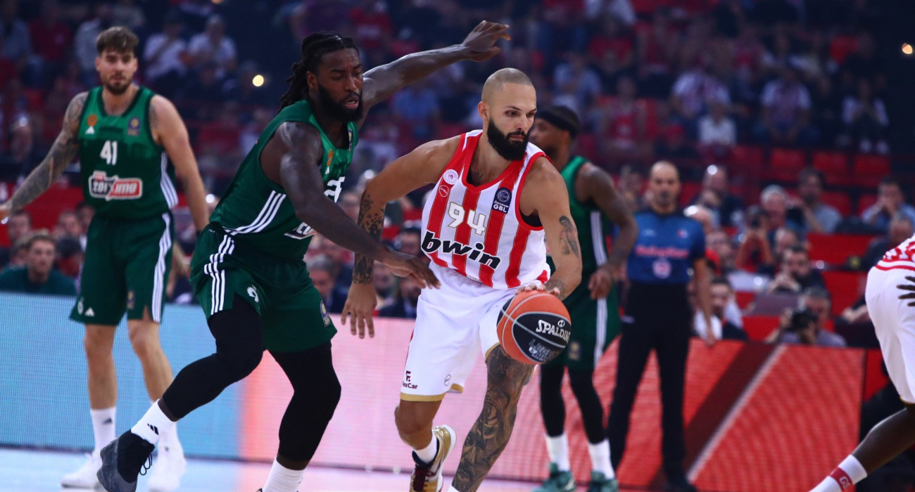 Ο Ματίας Λεσόρ κι ο Εβάν Φουρνιέ στον αγώνα Ολυμπιακός - Παναθηναϊκός / Πηγή: Eurokinissi