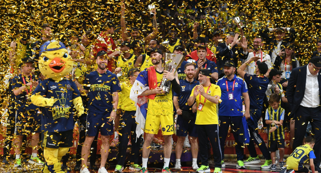 Η Φενέρμπαχτσε με το τρόπαιο της EuroLeague/Πηγή: Eurokinissi